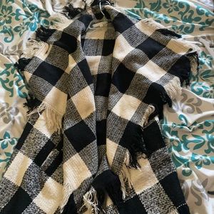 Short sleeve vest ; size medium. Black and white checkered